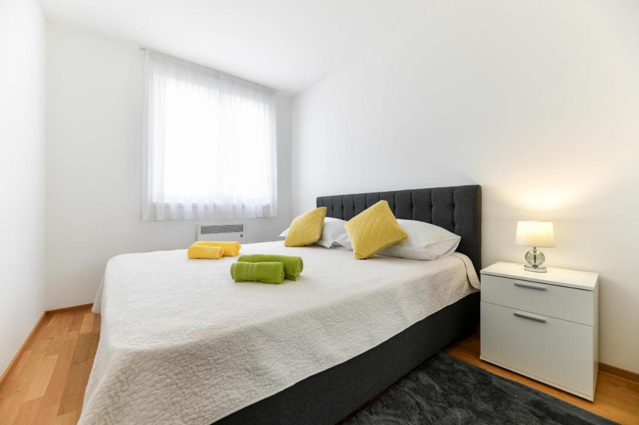 Modern Apartment For 2025' Vacation In ザダル エクステリア 写真