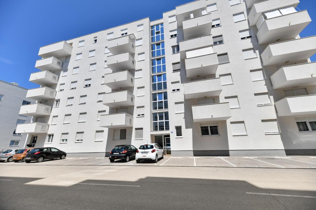 Modern Apartment For 2025' Vacation In ザダル エクステリア 写真