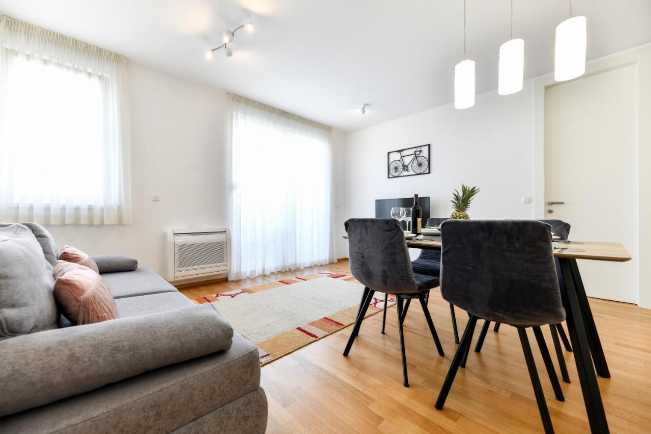 Modern Apartment For 2025' Vacation In ザダル エクステリア 写真