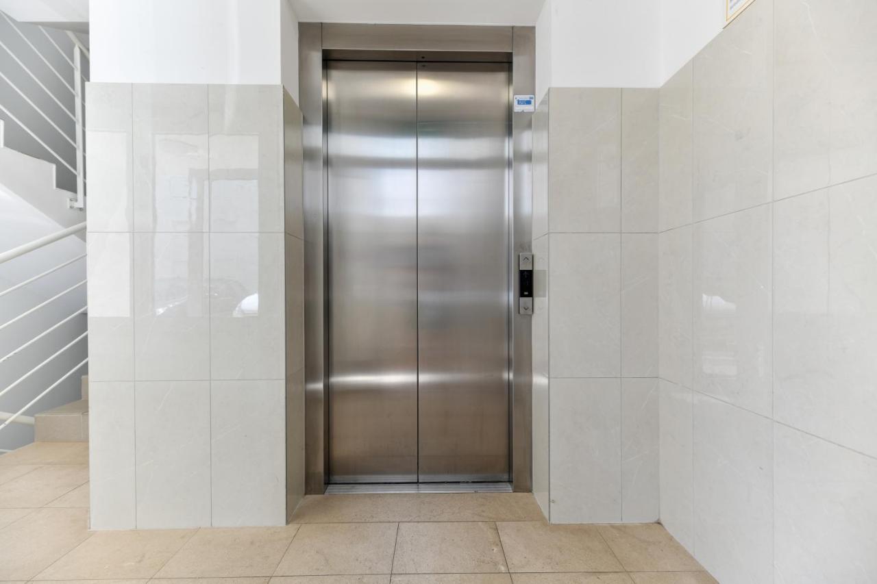 Modern Apartment For 2025' Vacation In ザダル エクステリア 写真